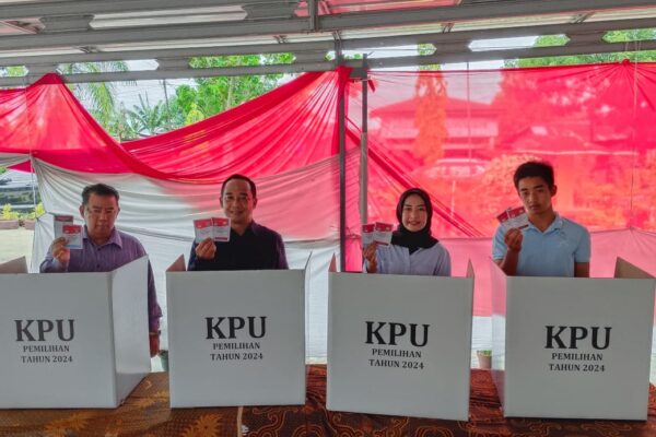 Jumiwan Aguza Beserta Kelurga Nyoblos di TPS 07